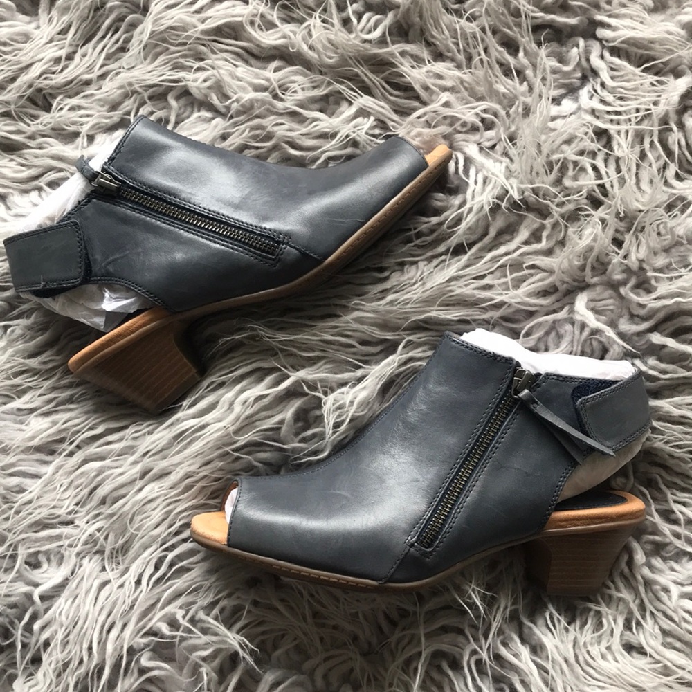 Earth Kristy Peep-toed booties